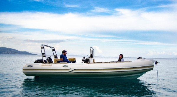 Photo of a couple sitting on a rented Mostro 581 Boat